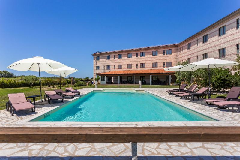 Rodia Inn a Oristano - Lussuoso Resort con Piscina