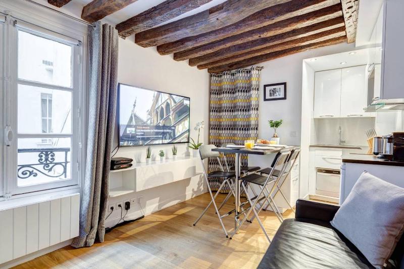 Quiet, Cozy, Design Apartment in Paris — комфортный отель в Париже