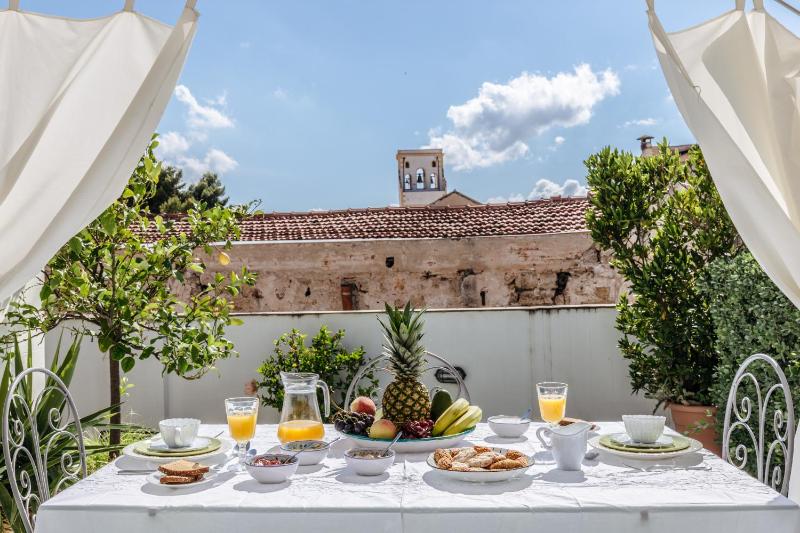 Kalsa Casa di Charme con terrazza by Wonderful Italy — отель с удобствами в Палермо