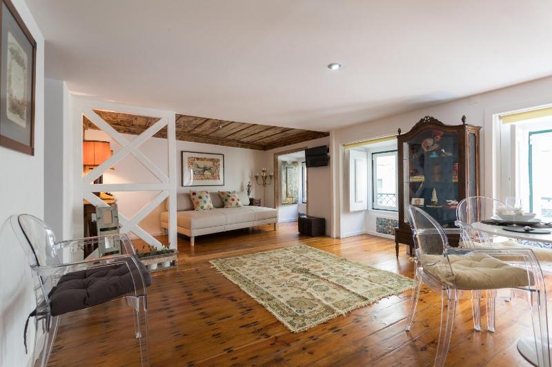 Цены на Charming Apartment Travessa do Alcaide в Лиссабоне