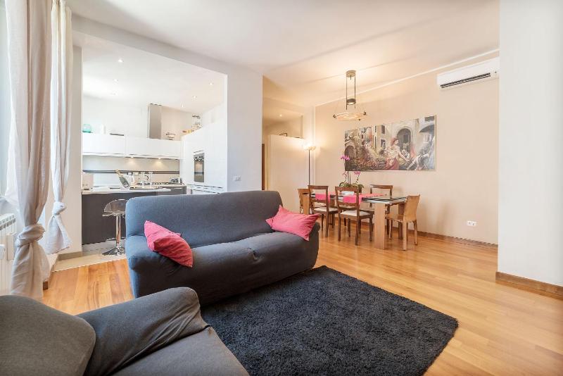 Colosseum Roomy Apartment — забронировать отель в Риме
