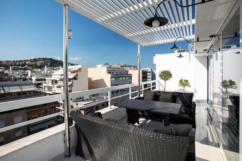 Unique 3-Bed, 3-Bath Apt with Acropolis Views SG69 — отель с удобствами в Афины