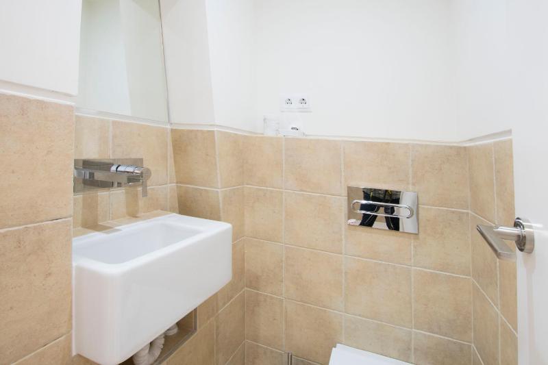 Redondilla Apartment — отель в Мадриде, Испания