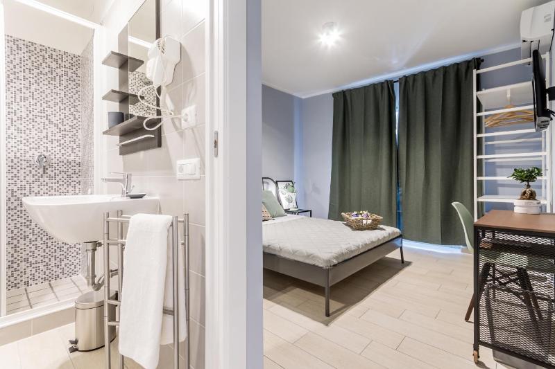 MARCONI 94 - APARTMENT&PRIVATE ROOMS — отель в Риме, Италия