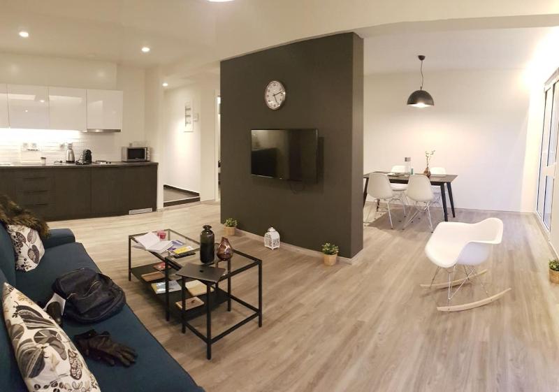 TONI'S 2BD Gem House near Plaka and Syntagma — отель с удобным расположением в Афины