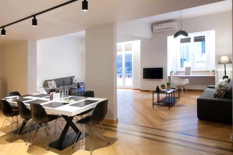 TONI'S 4BD near Classy KOLONAKI, locals enjoy it — комфортный отель в Афины