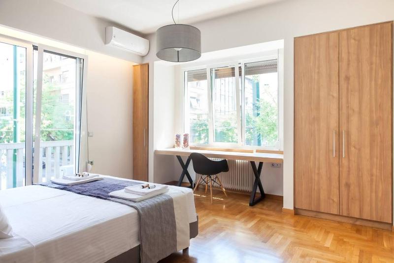 TONI'S Bright and Green Home in City Centre — отель с удобствами в Афины