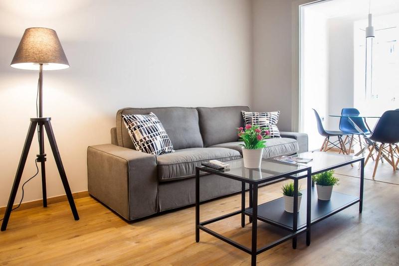 TONI'S Charming Apartment 2BD, close Thisseo Metro — забронировать отель в Афины