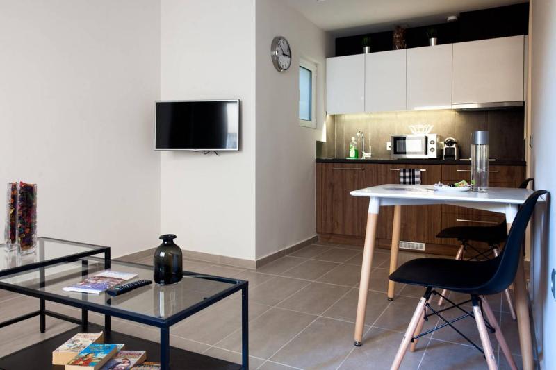 Цены на TONI'S Charming Apartment in the Thisseo station в Афины