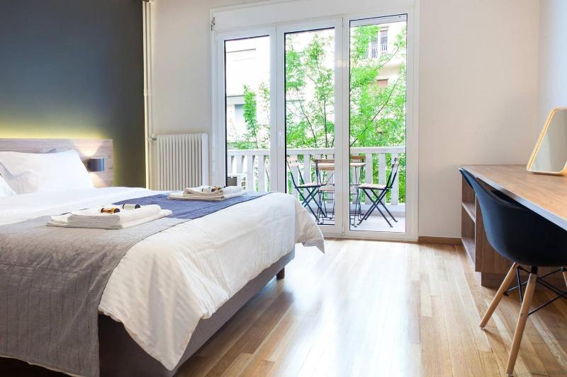 TONI'S Lovely Apartment in City Centre, Choose me! — отель с удобствами в Афины