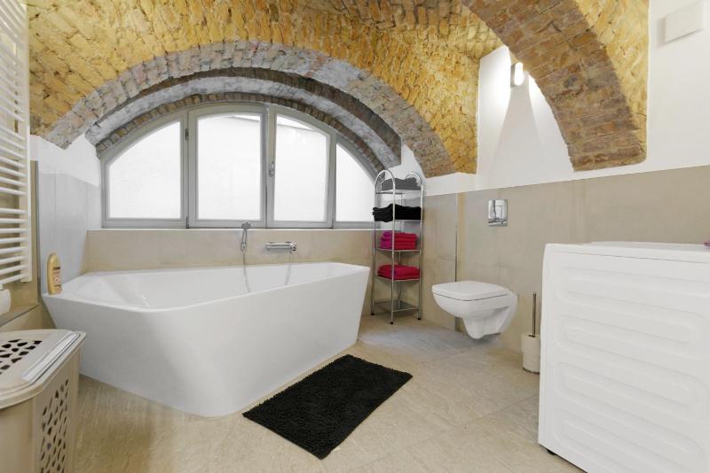 LUXURY Maisonette Duplex 2 floors,2 full bath Mitte City Center — забронировать отель в Берлине