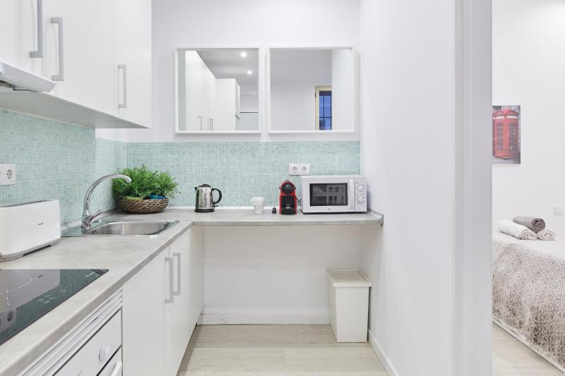 LEEWAYS APARTMENT in DIVINO PASTOR — забронировать отель в Мадриде