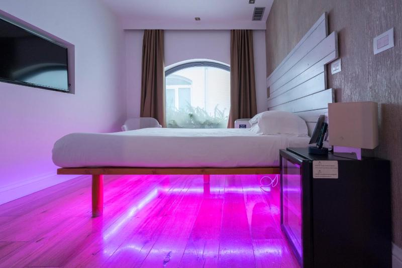 Colosseum Jacuzzi Suites — забронировать отель в Риме