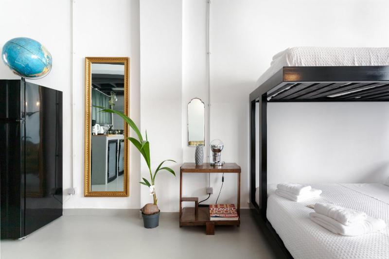 Monastiraki Factory CityCenter- Unspoiled Athens Apartments — комфортный отель в Афины