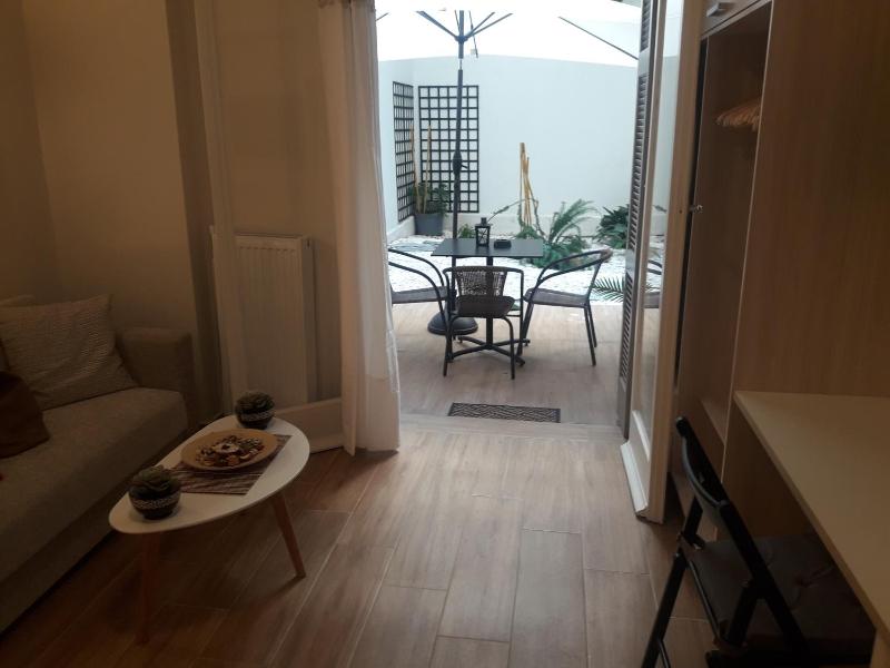 Studio Posh with garden in Kolonaki — отель с удобным расположением в Афины