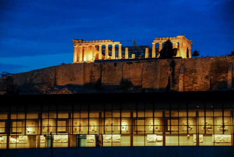 Acropolis amazing balcony view 3 minutes walking to the museum — отель в Афины, Греция