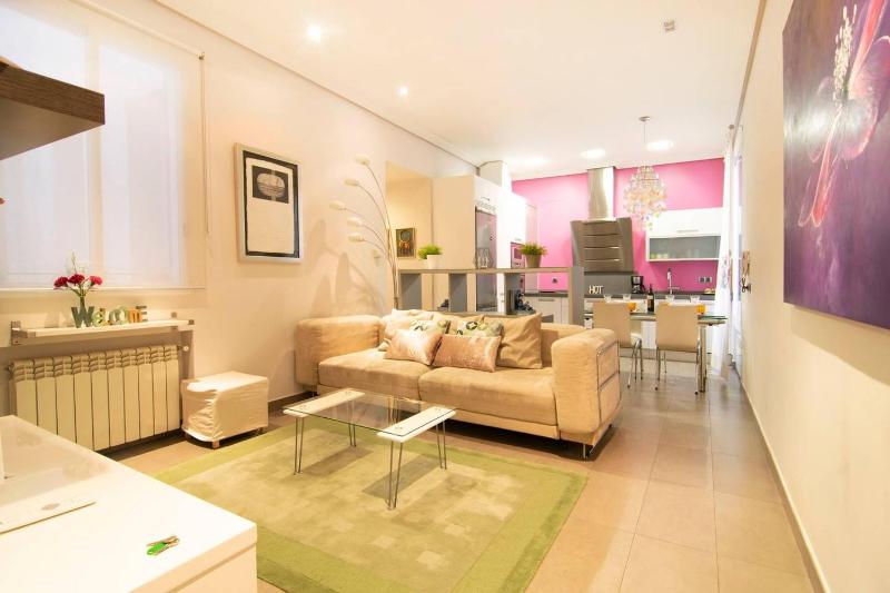 Cozy Apartment near San Miguel Market by Batuecas — отель с удобствами в Мадриде