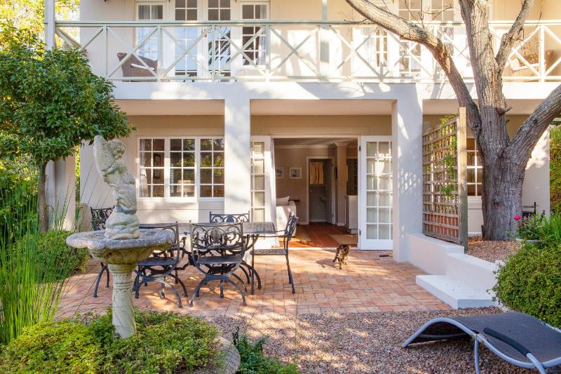 33 Strawberry Lane - Studio and Cottage — отель с удобным расположением в Кейптауне