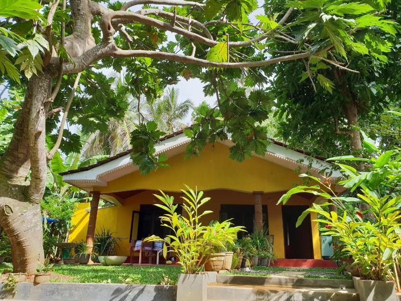 R&N Yellow House — отель с удобствами в Хиккадува