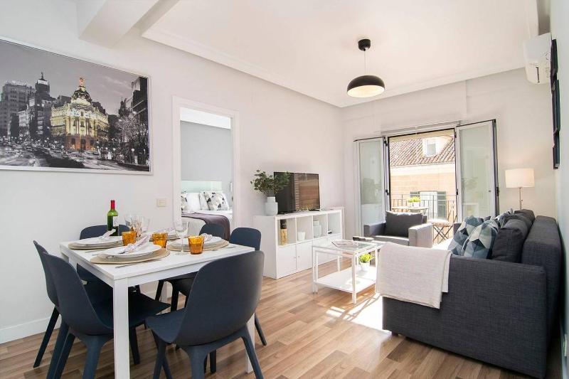 Sunny Apartment at the foot of Royal Palace by Batuecas — отель с удобным расположением в Мадриде