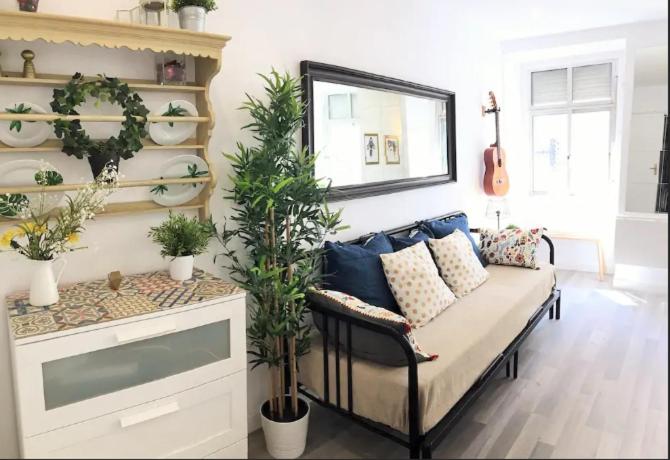 Cozy and beautiful flat in great location! — отель с удобным расположением в Лиссабоне