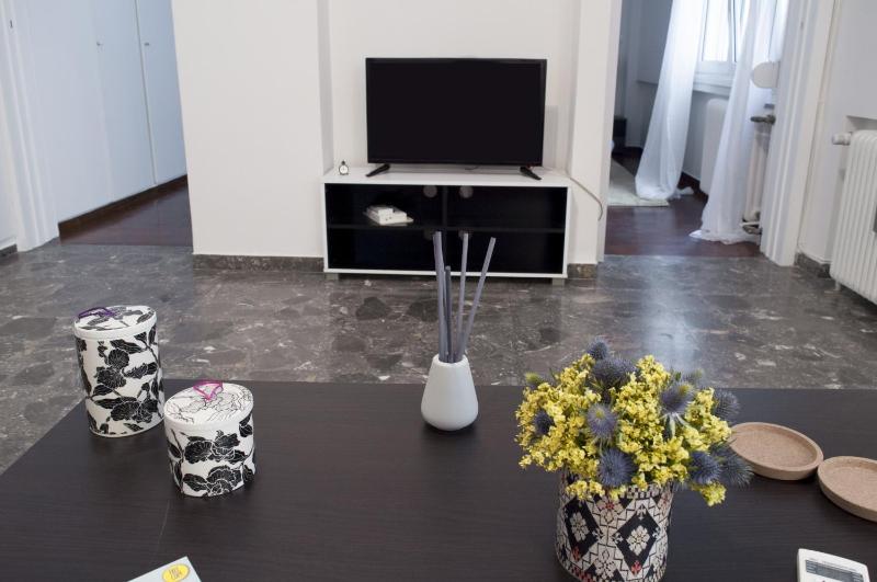Modern flat, VIBRANT and EXCELLENT spot!! — отель с удобным расположением в Афины