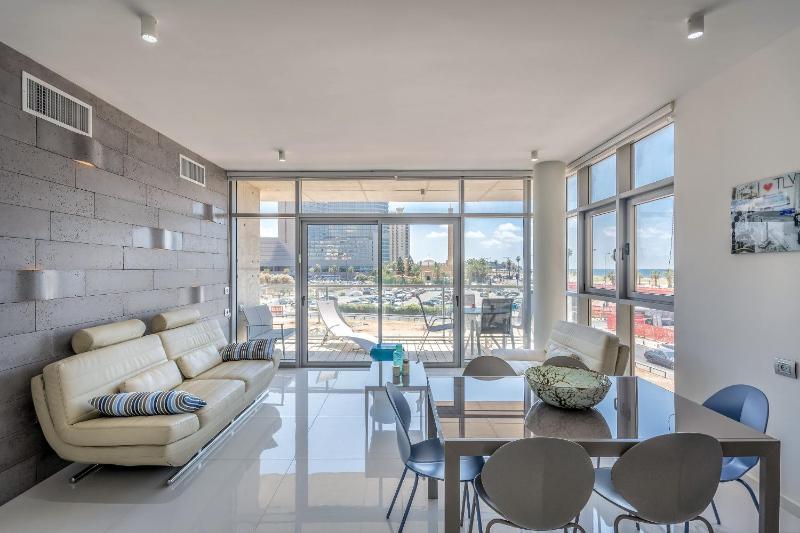 Beautiful Sunny 3 bedrooms in font of the beach — забронировать отель в Тель-Авиве