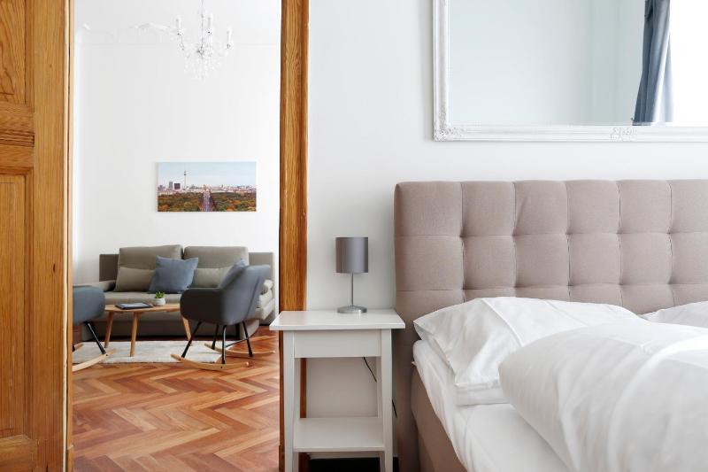 KATZ l Rockchair Apartments l Cozy Family & Business Flair 3 Bedrooms 2 Bathrooms Boxspringbeds welcomes you! — комфортный отель в Берлине