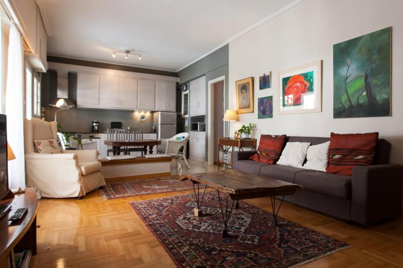 2 Bedroom Artist's Apartment - So Athens — отель в Афины, Греция