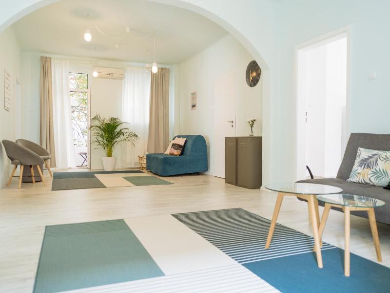 Цены на Spacious & Quiet - City Center - 2BR Apartment в Бухаресте