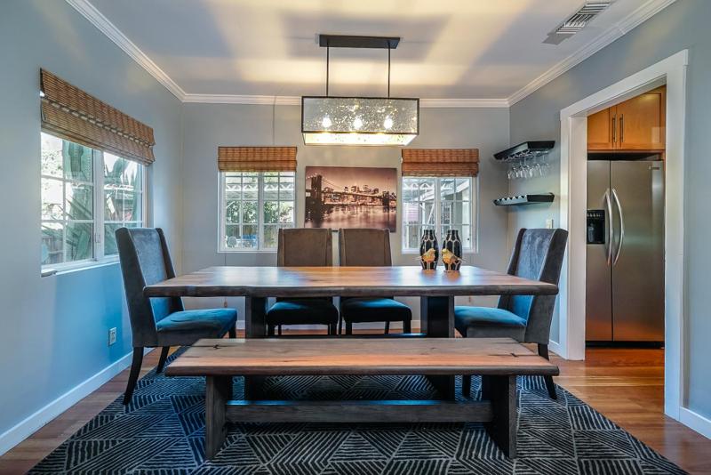 Stylish 2 Bed & 2 Bath at the Heart of Hollywood with Free Parking - One Car only — забронировать отель в Лос-Анджелесе