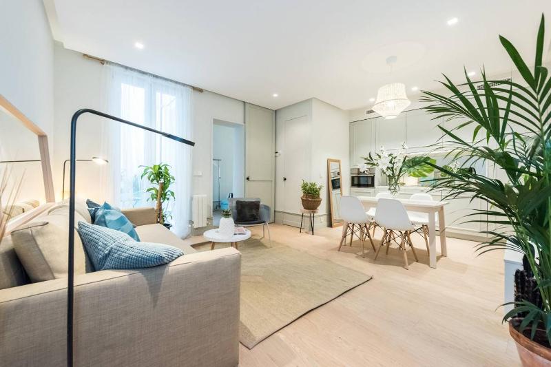 Explore Madrid from a warm apartment with patio at a newly refurbished manorial building — комфортный отель в Мадриде