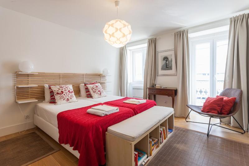 FLH Principe Real Apartment with Terrace and View — комфортный отель в Лиссабоне