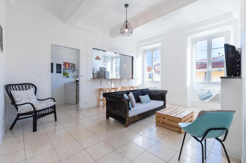 Bright Apartment Old Town — забронировать отель в Николь