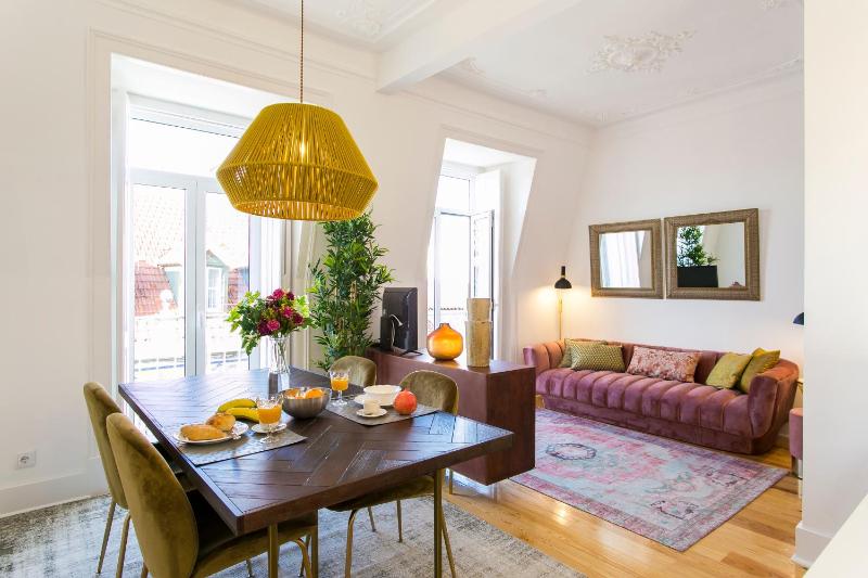 2 beautiful suites upscale flat embracing Tejo! — отель с удобствами в Лиссабоне