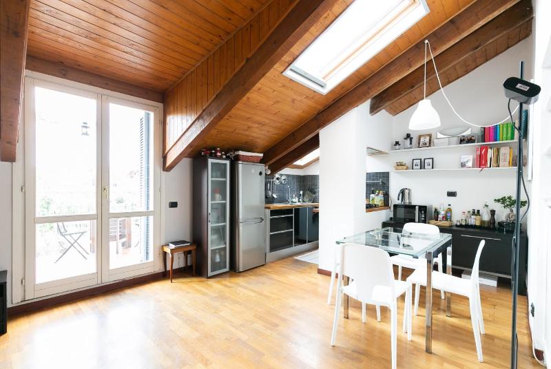 Mansarda sui Navigli con terrazza — комфортный отель в Милане