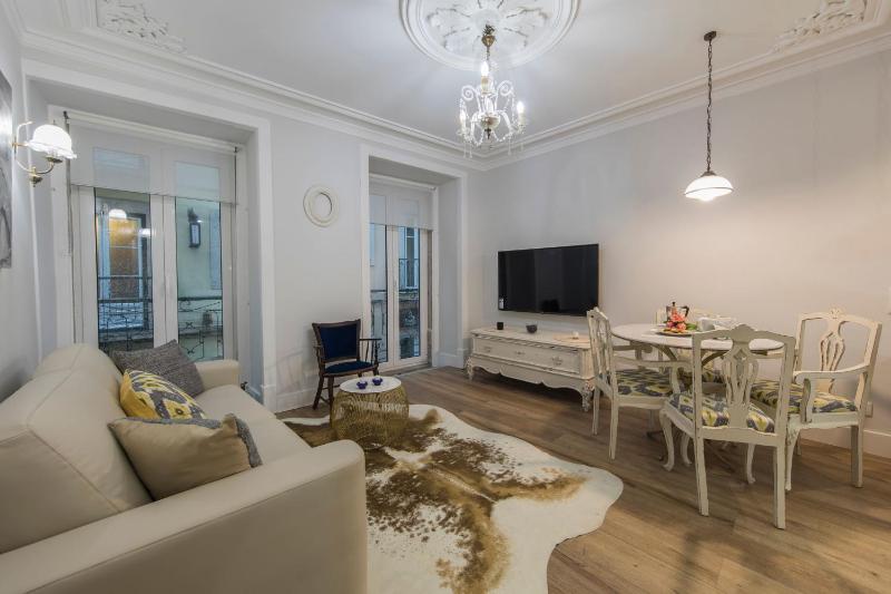 LovelyStay - Vintage Flat Near Santa Justa Elevator! — забронировать отель в Лиссабоне