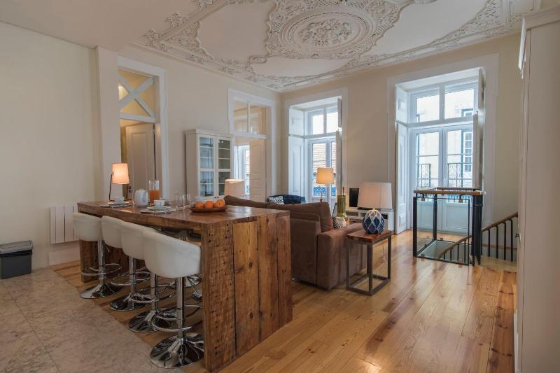 LovelyStay - Cozy Duplex Home in Alfama — забронировать отель в Лиссабоне