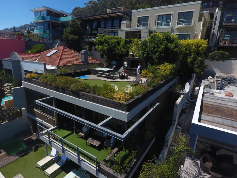 Cape Town Skyroof apartment LOADSHED PROOF Ocean Views — отель с удобным расположением в Кейптауне