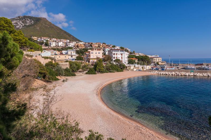 Casa Poeta a Cala Gonone - Incantevole Oasi con Giardino