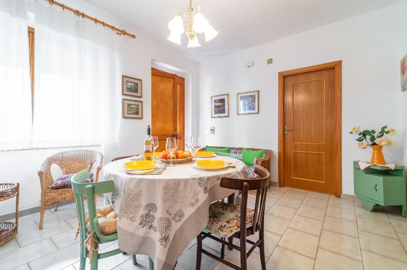 Casa Poeta a Cala Gonone - Incantevole Oasi con Giardino