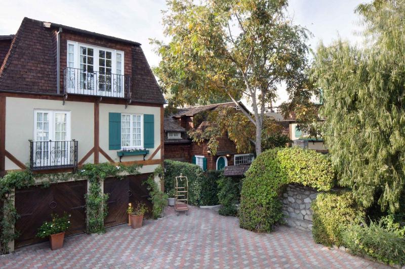 Цены на The Charlie West Hollywood в Лос-Анджелесе