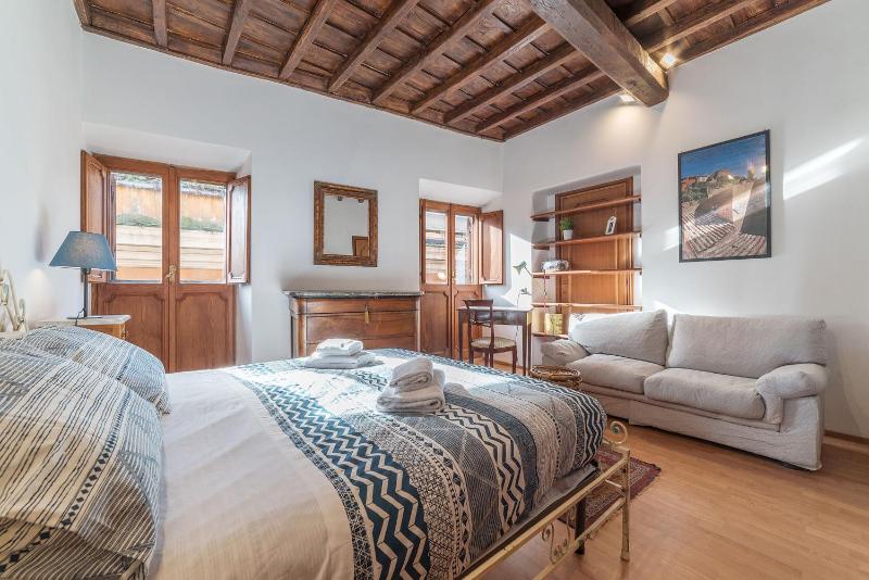 Montecitorio & Pantheon Stylish Flat — отель с удобным расположением в Риме