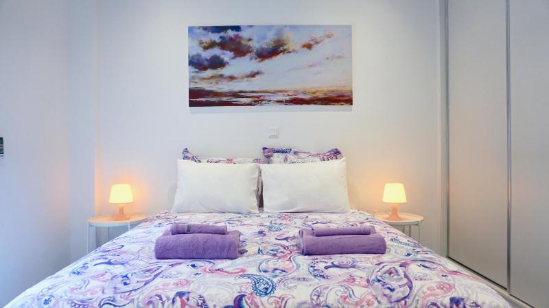Central, Bright Apt in Athens near Metro — комфортный отель в Афины