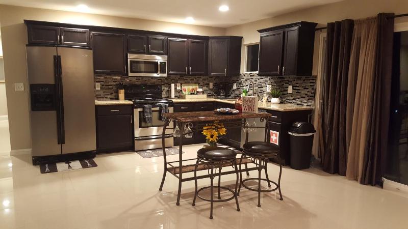 Beautiful 3 bed/2 Bath Cozy Get Away Home — забронировать отель в Лас Вегасе