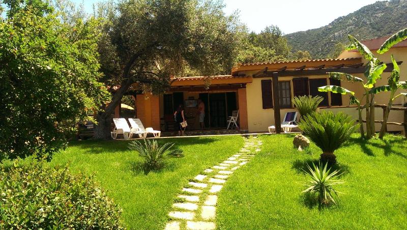 Villa REBECCA a Solanas - Oasi con piscina privata