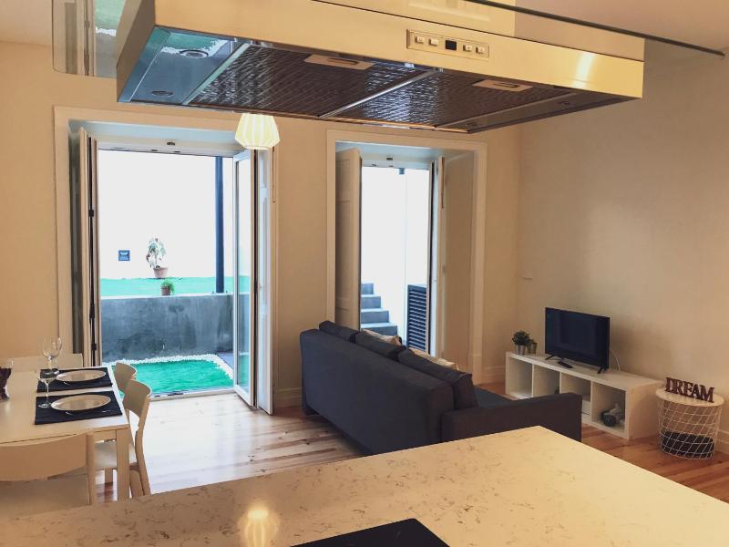 Senhora do Monte Apartment 2(esq) with Outdoor Space — забронировать отель в Лиссабоне
