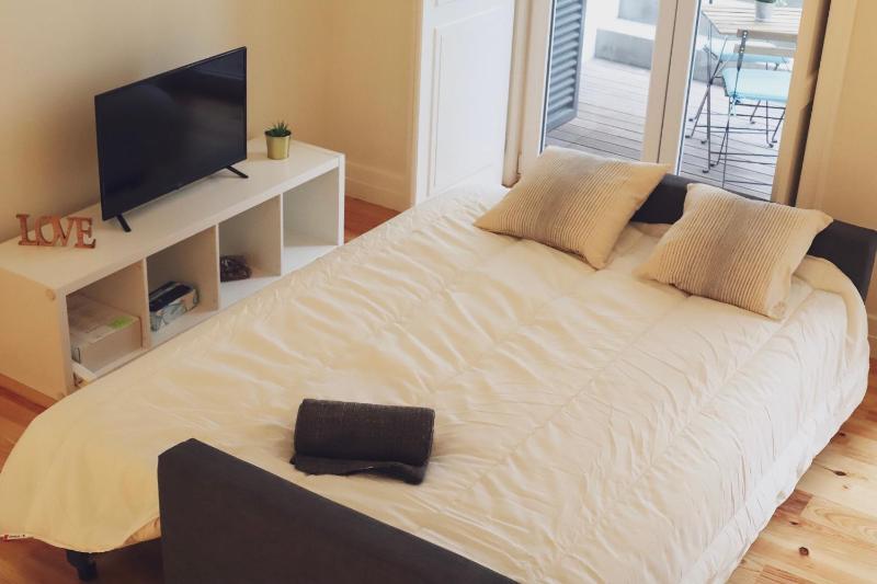 Senhora do Monte Apartment 1(dto) with Outdoor Area — отель с удобствами в Лиссабоне