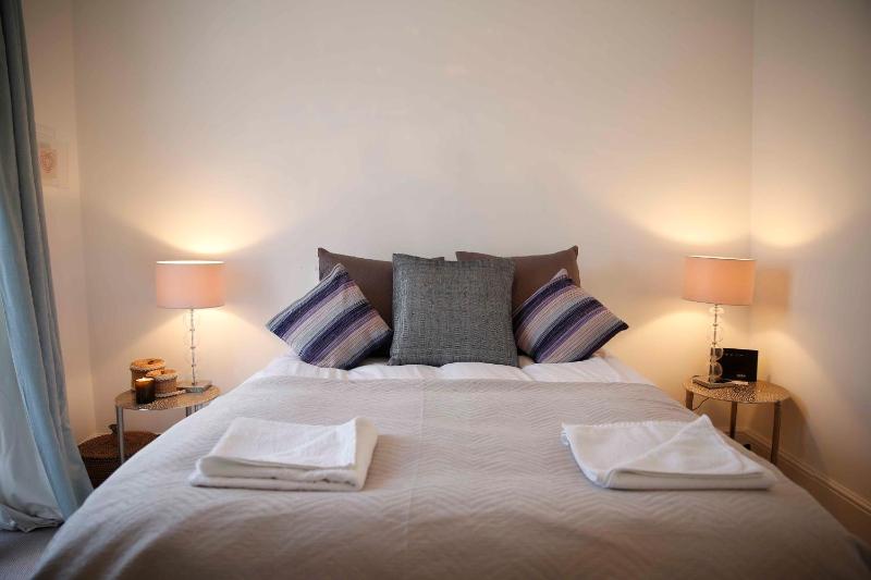 Beautiful one Bedroom apartment walking distance to Paddington and Hyde Park — отель с удобным расположением в Лондоне