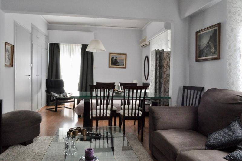 Awesome Home 3' from Metro (M3) Station Agia Paraskevi — отель с удобствами в Афины
